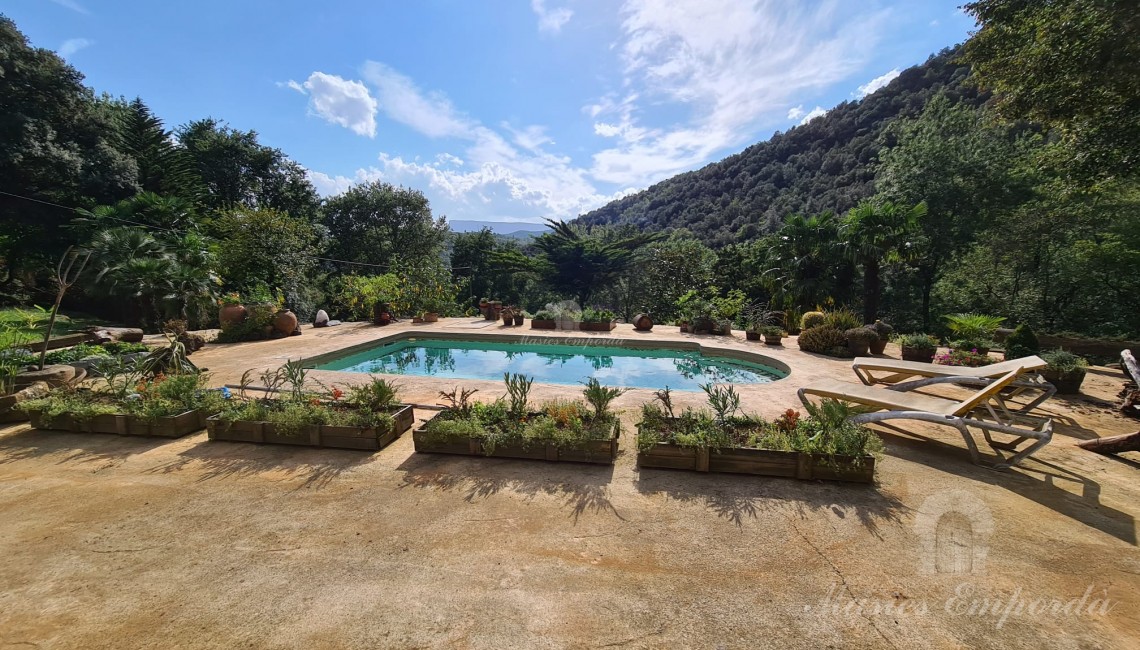 Terrassa de la façana de la casa amb la piscina