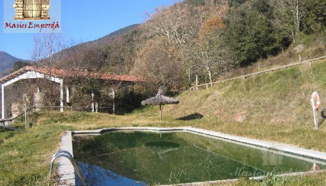 Vista de la piscina y cubierto de esta zona en segundo plano 