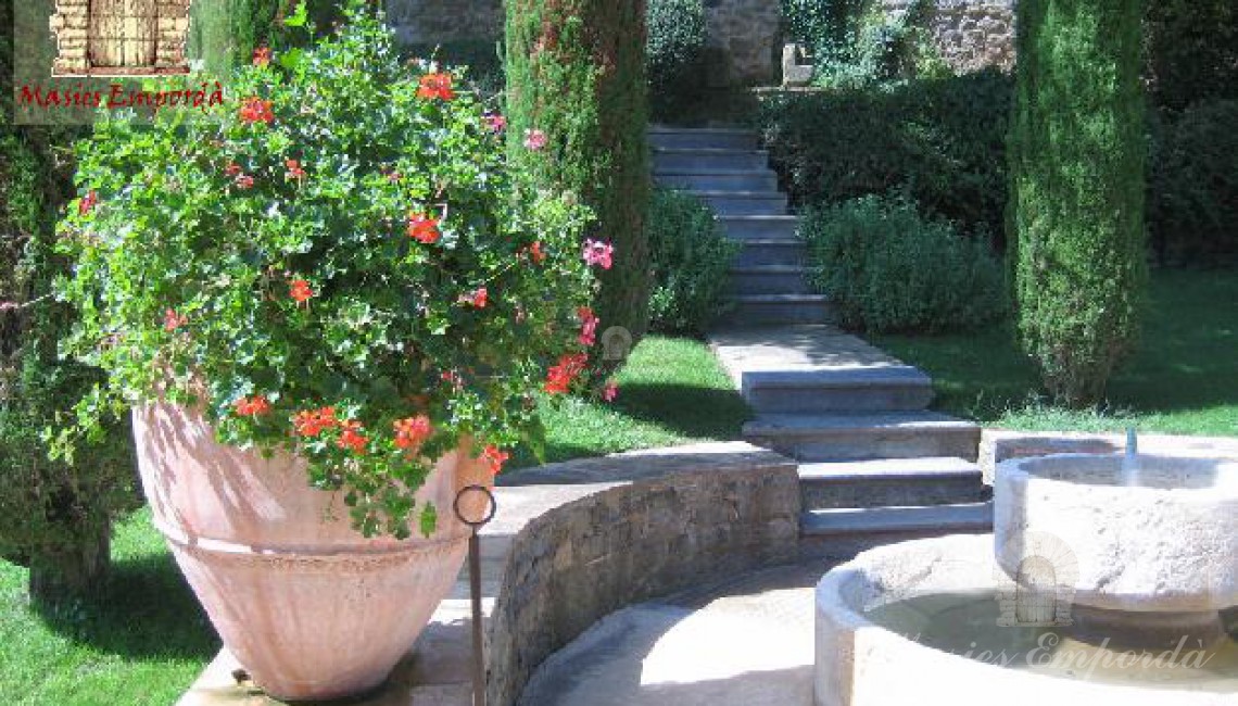 Detalle de placeta con fuente del jardín 