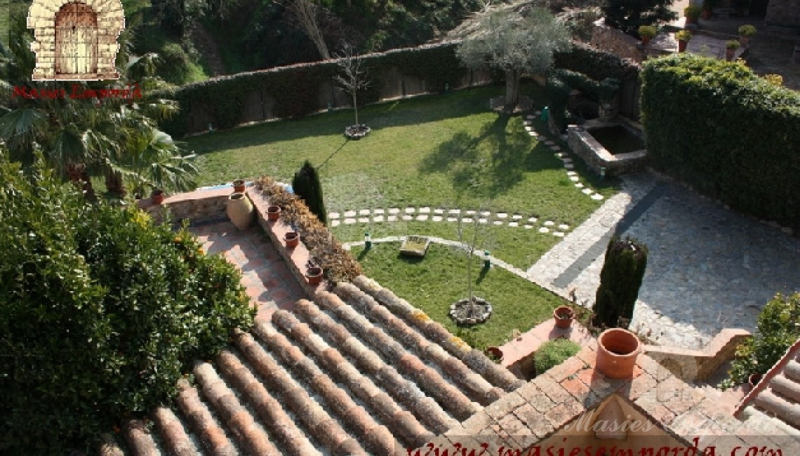 Vista desde la terraza planta superior del jardín y la balsa  