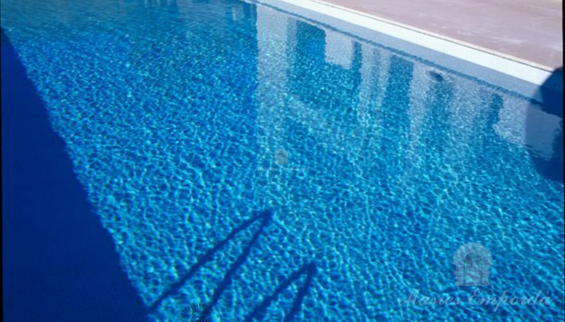 Piscina en la fachada de la casa orientada a Sur 