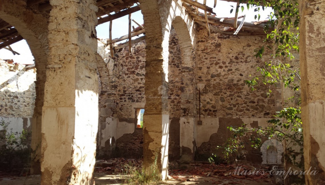 Interior de pajar con arcos y pilares 