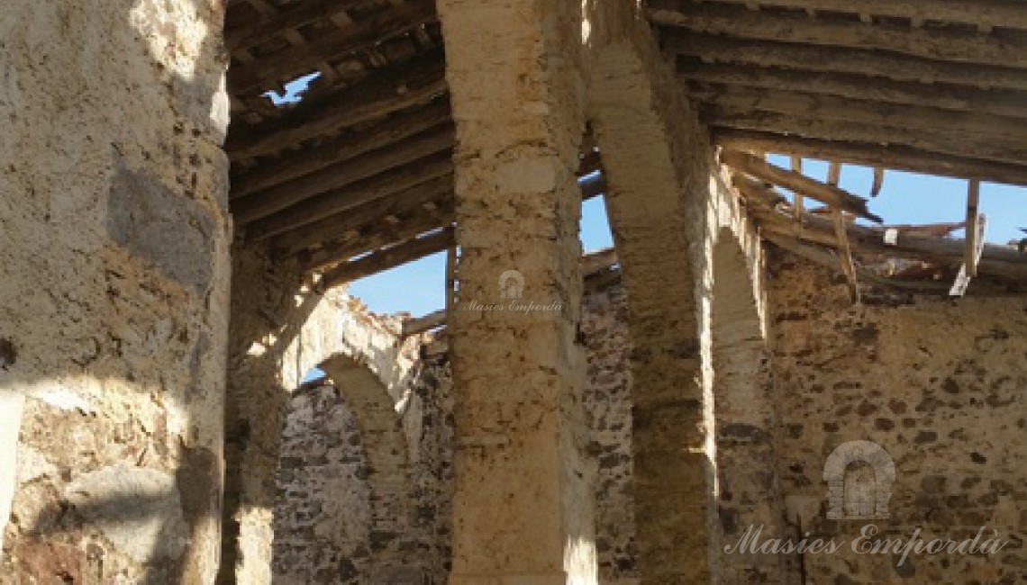 Arco principal de acceso al pajar y parte del conjunto de pilares con arcos