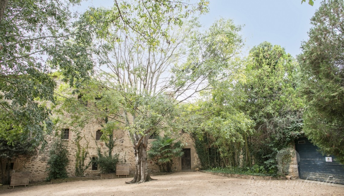 Part posterior de la masia i el jardí