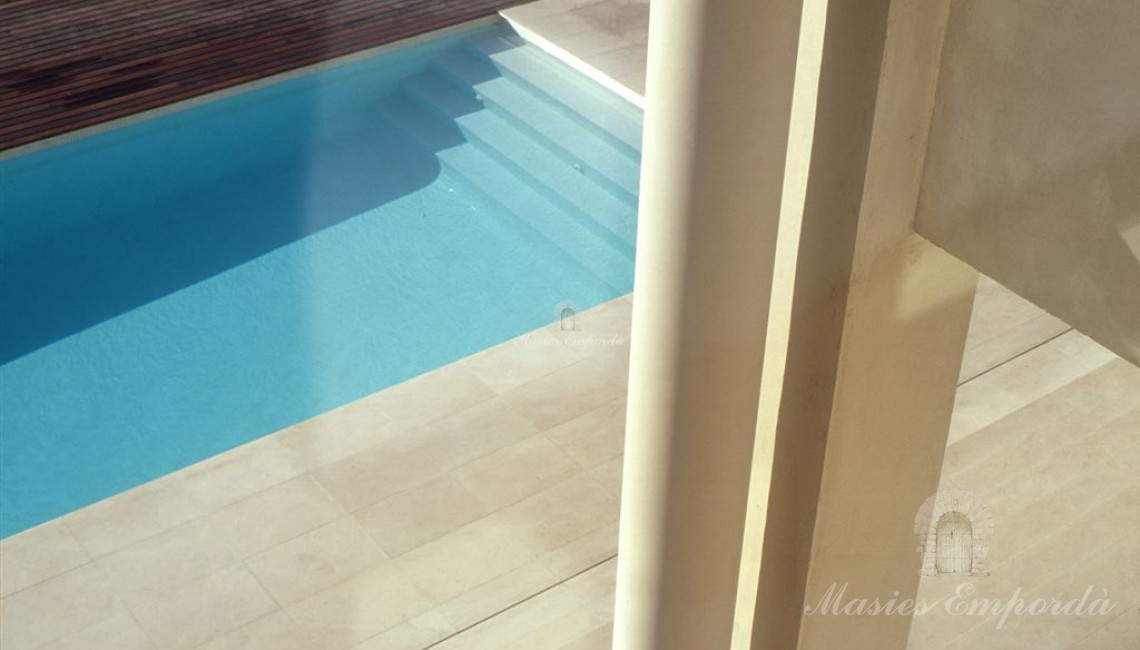 Detalle de la piscina vista desde la segunda planta de la casa 