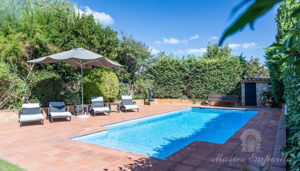 Vistes de la piscina i el jardí