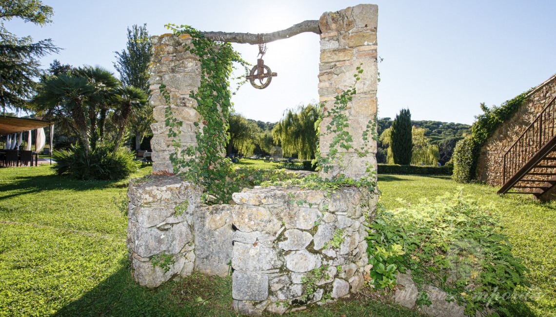 Vistes de pou de la façana de la masia