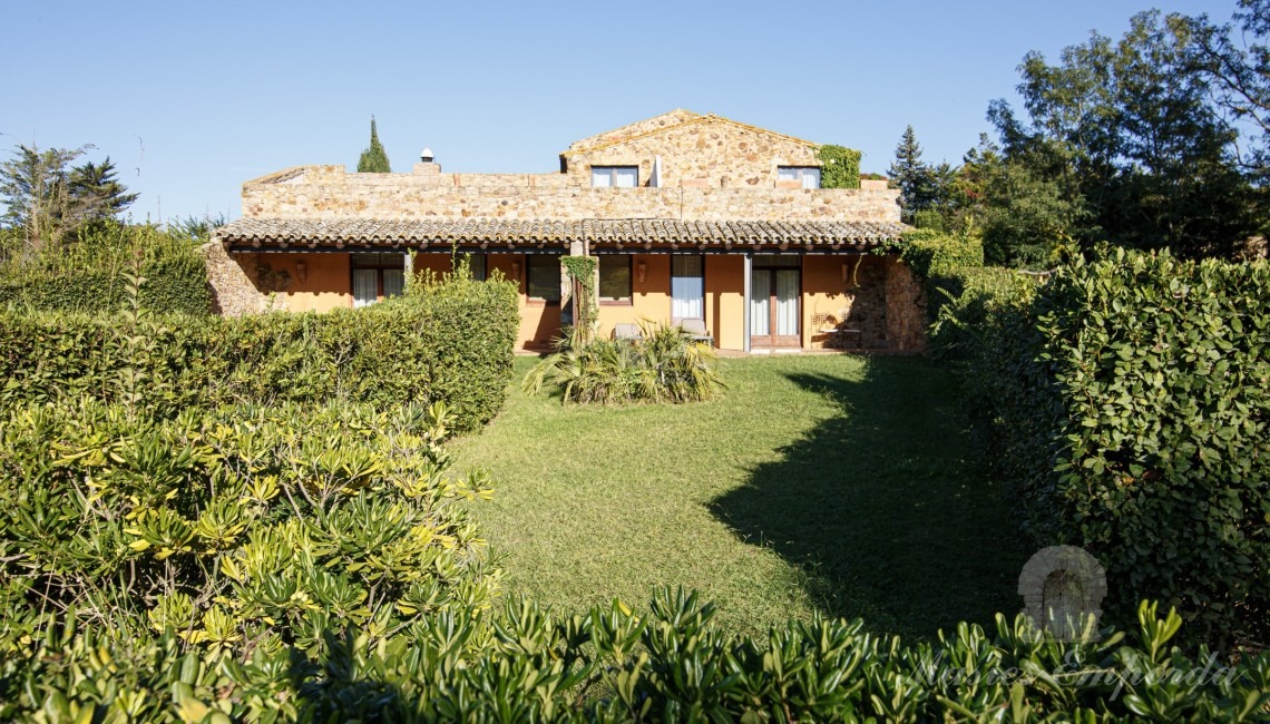 Vista d'una habitació en planta amb jardí de la masia