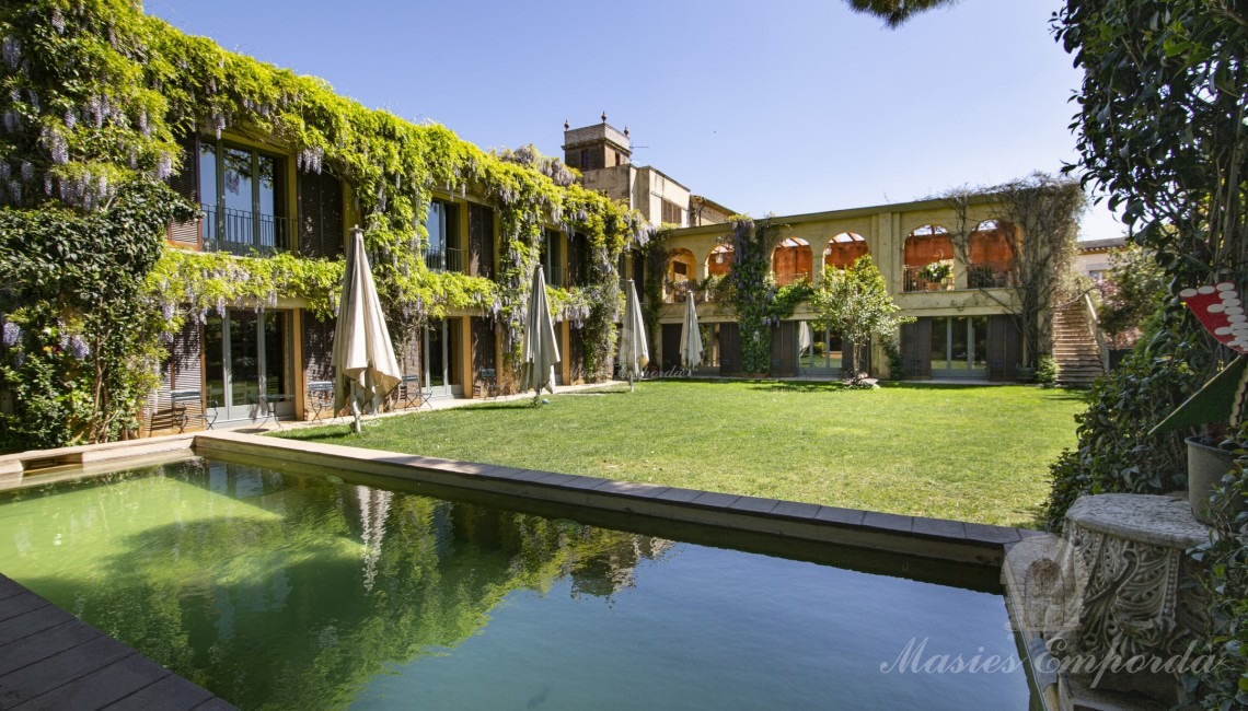 Vistes de jardí i piscina de la casa