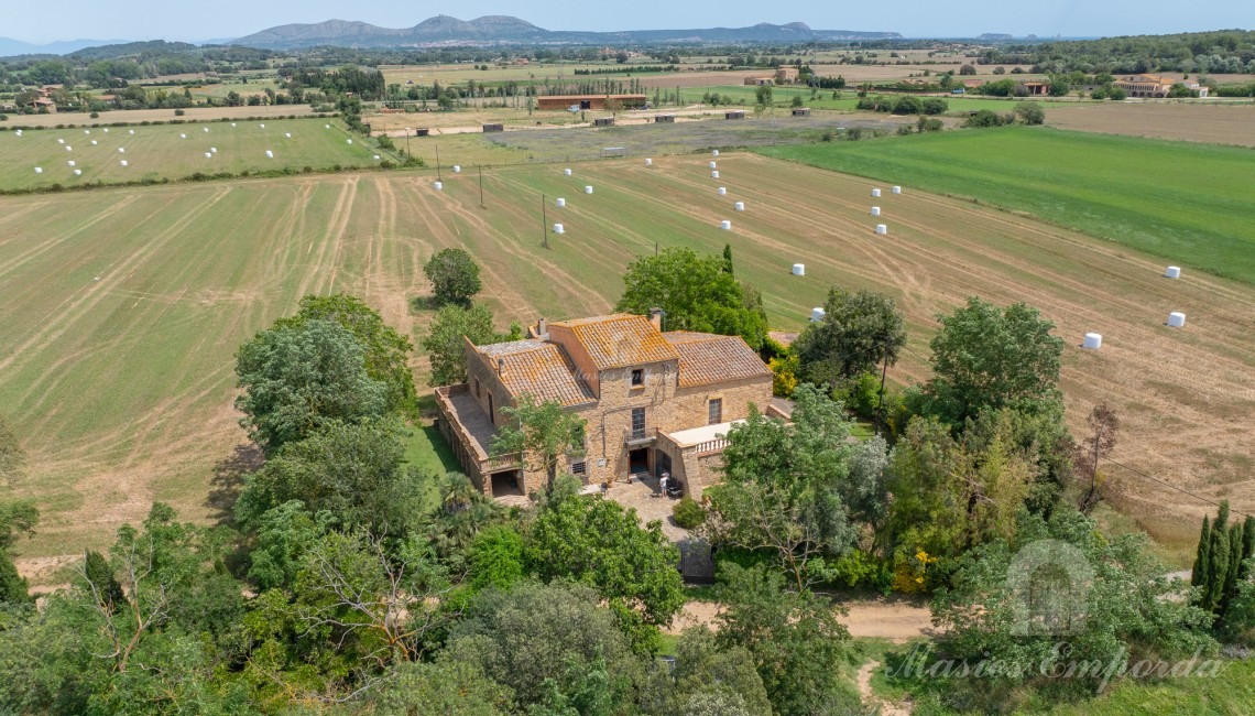 Vistes de la masia i la parcel·la