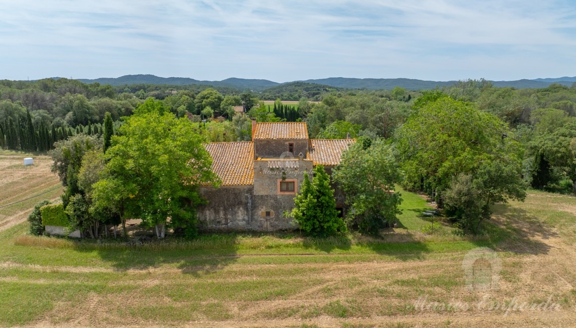 Vistes de la masia i la parcel·la