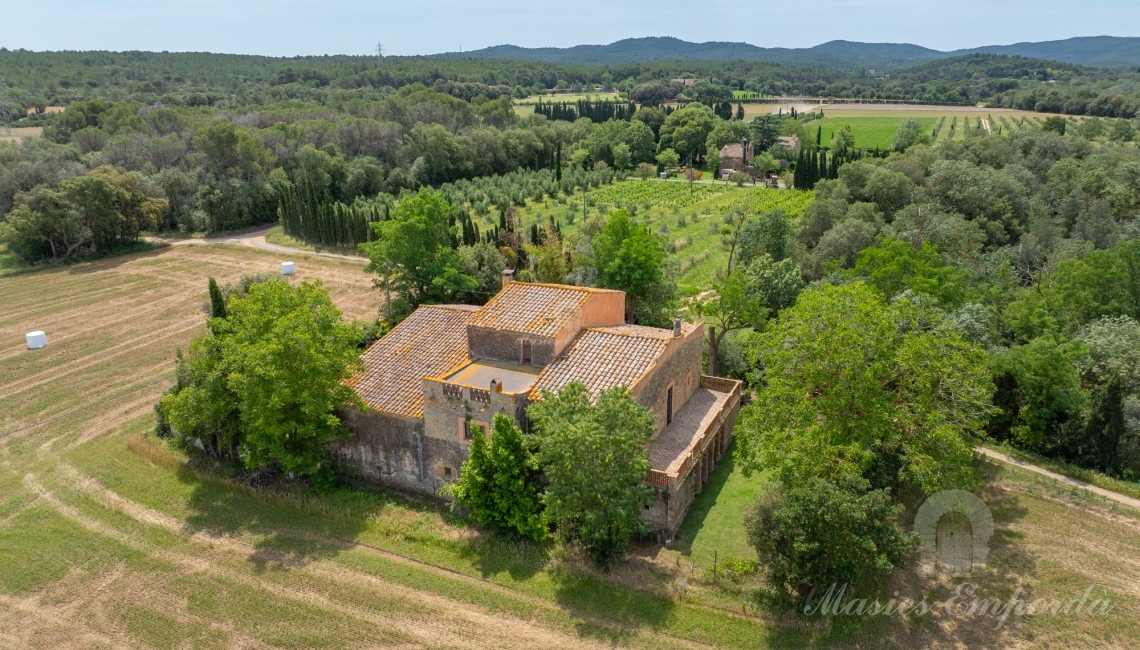 Vistes de la masia i la parcel·la