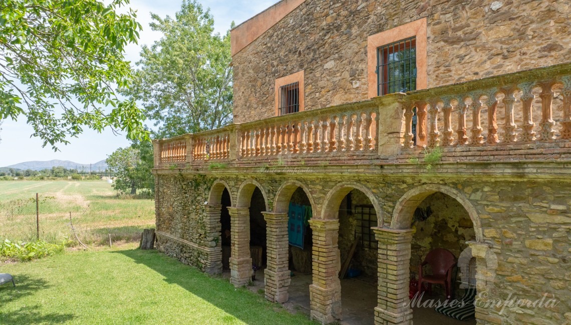 Terrassa i porxo arquejat de la façana oest