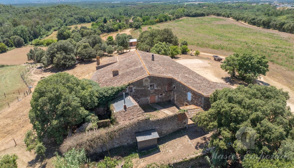 Vistes del conjunt constructiu de la masia