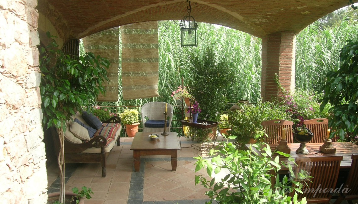 Porche de la casa con vistas al jardín