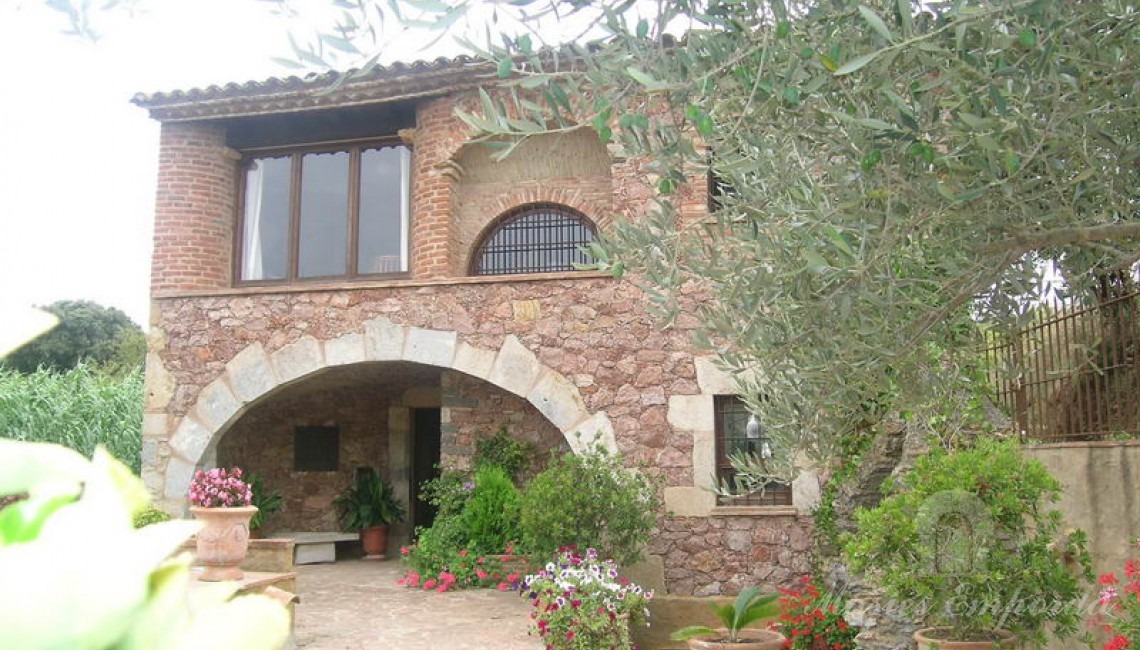 Vista de la façana d'entrada de la casa