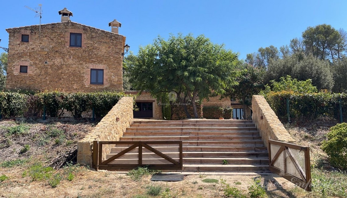 Escalera de acceso a los campos de la propiedad