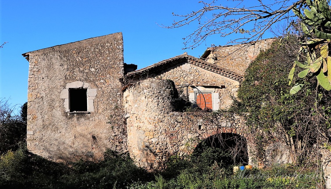 Detall de la façana de la masia