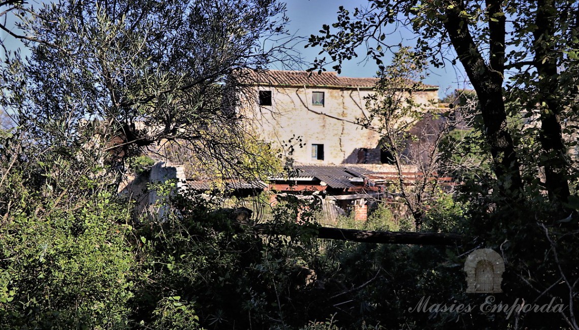 Vista de la masia des de l'interior de l'annex proper