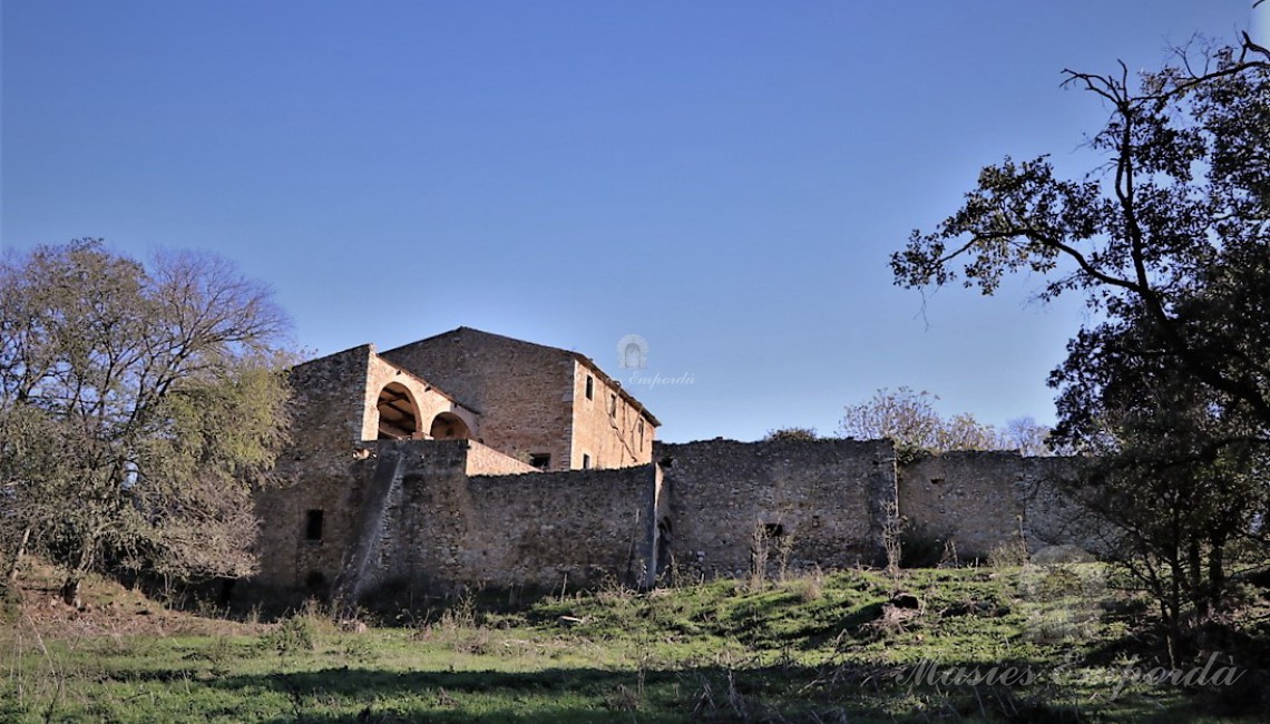 Vistes del conjunt constructiu de la masia