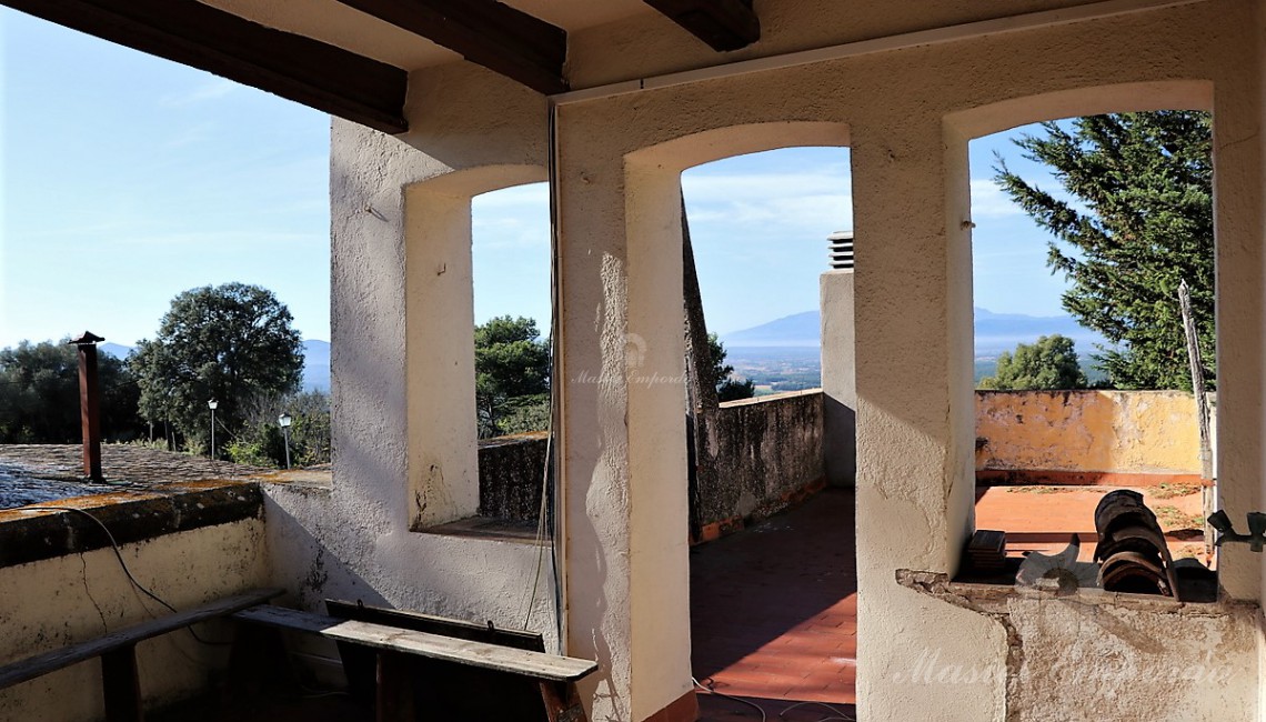 Terraza solárium de la primera planta con vistas extraordinarias de la comarca