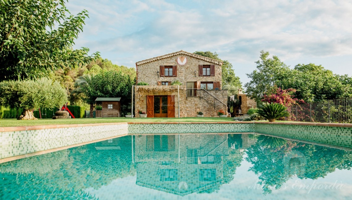 Vistes de la façana i piscina