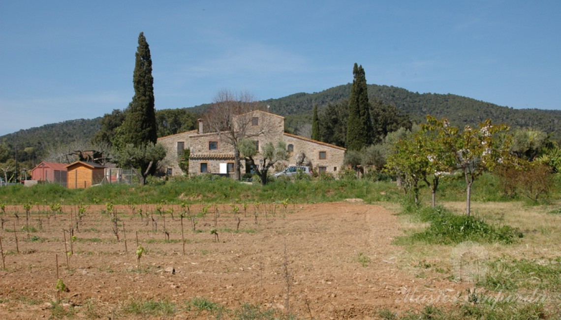 Visita de la fachada principal de la Masía desde los acmpos de la finca