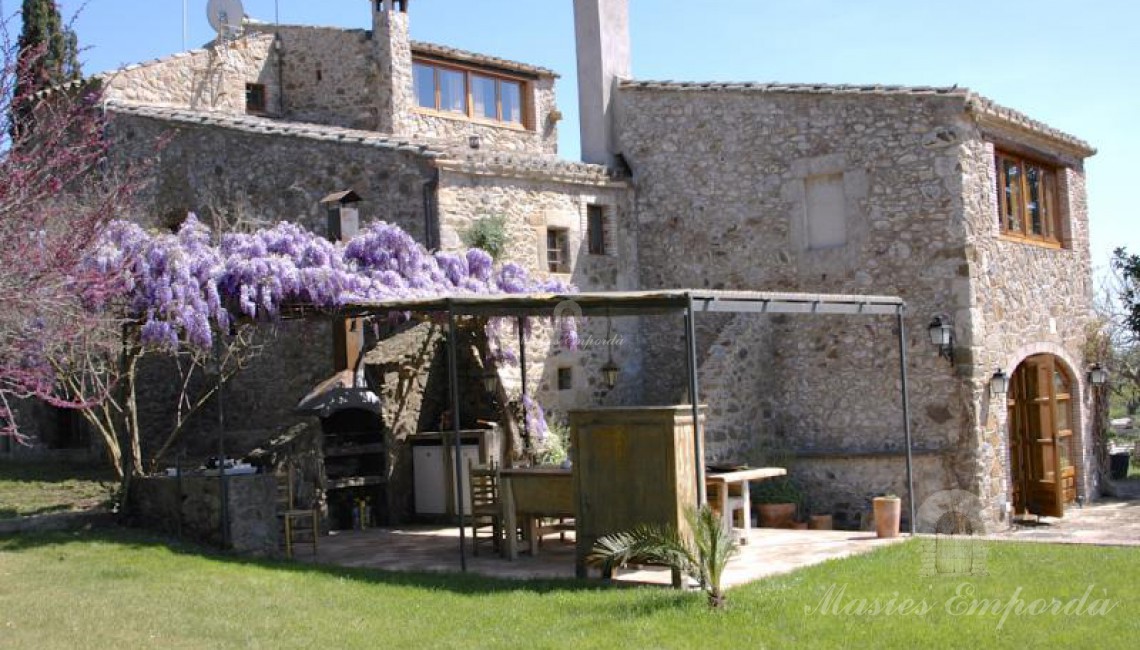 Vista de la Masía, anexo zona de barbacoa, comedor de verano 