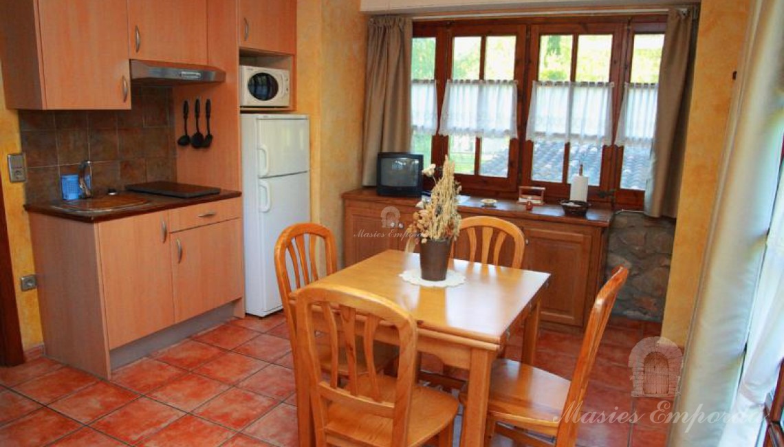 Cocina comedor de unos de los aparatamento de invitados de la casa 