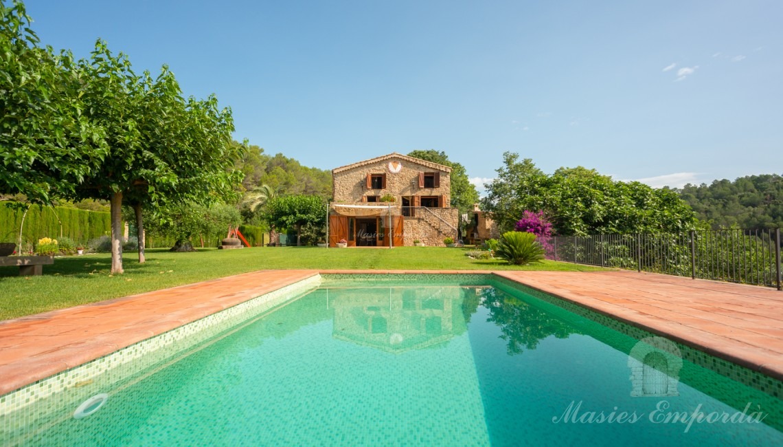 Vistes de la fachada i la piscina