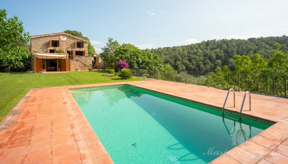 Vistes de la fachada i la piscina