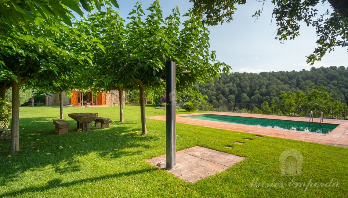 Vistes de la fachada i la piscina