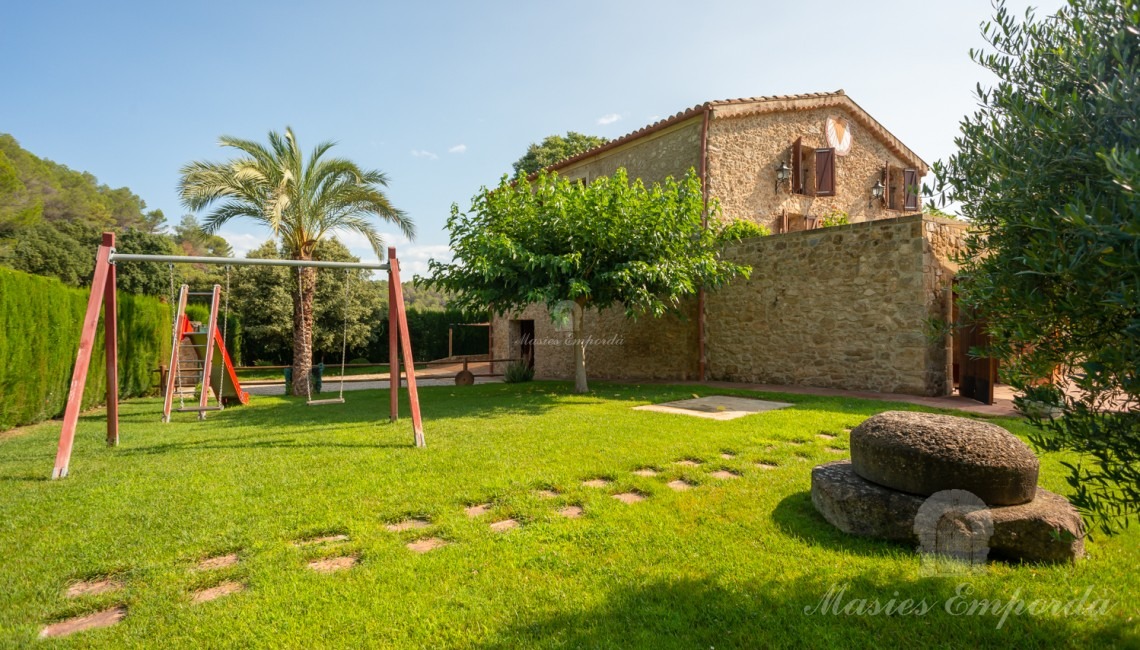 Vistes de la façana i jardí