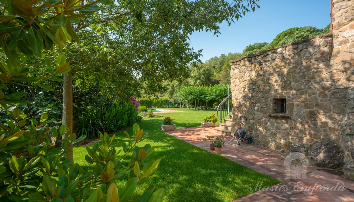 Vistes de la façana i jardí