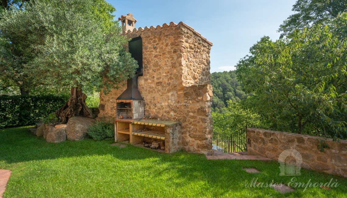 Vistes de la barbacoa i el jardí