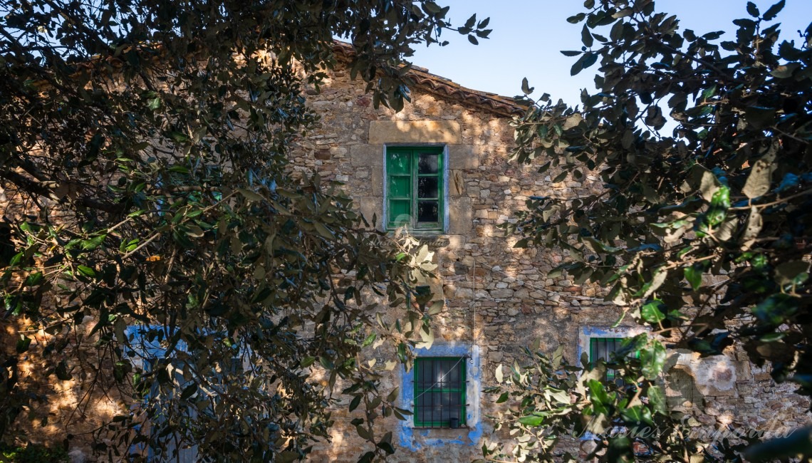 Vista de la façana de la masia