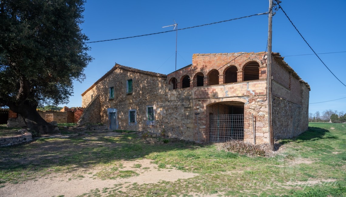 Vista de la façana de la masia