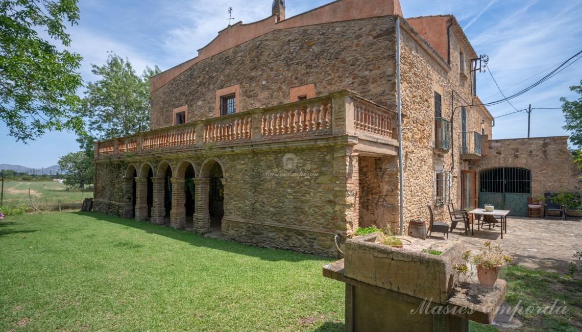 Terrassa i porxo arquejat de la façana oest