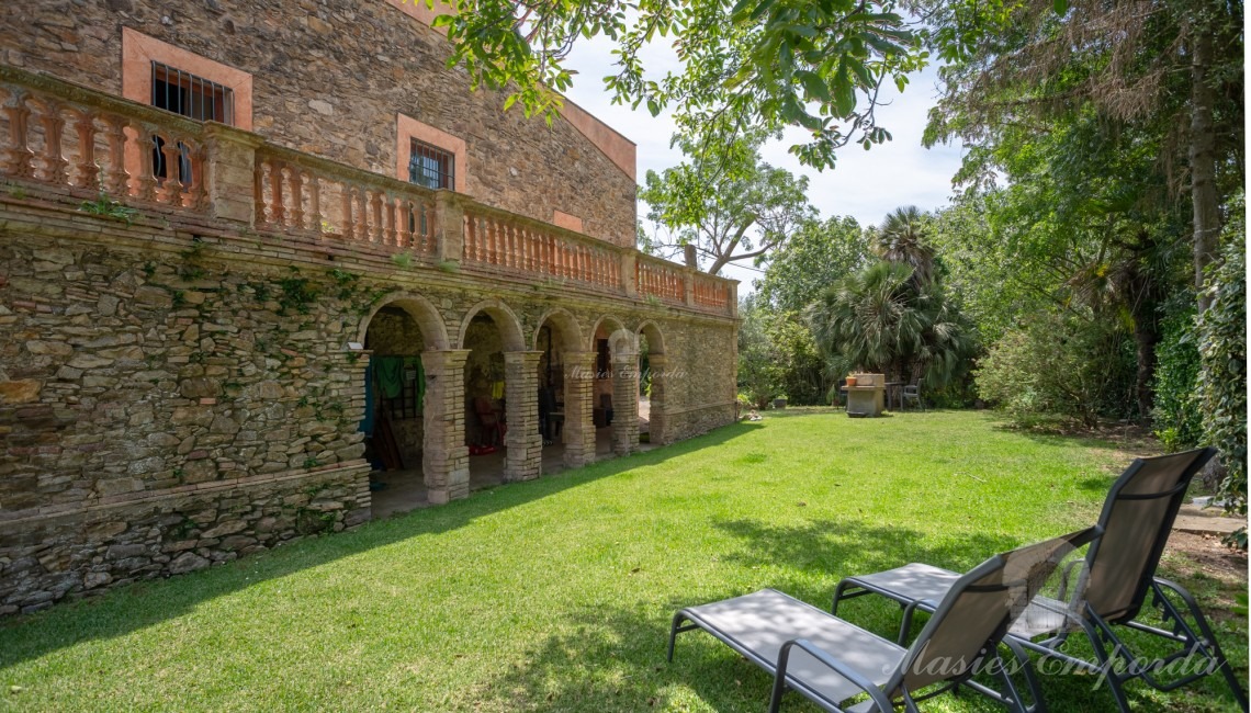 Terrassa i porxo arquejat de la façana oest