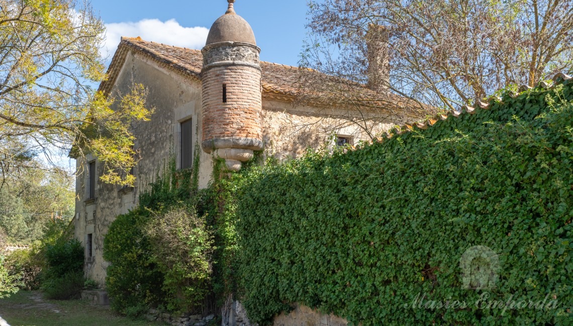 Vista de la masia des del camí d'accés