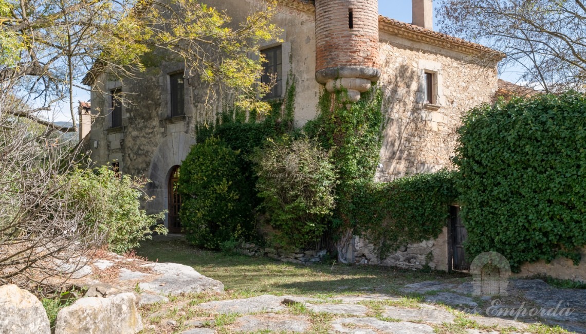 Vista de la masia des del camí d'accés