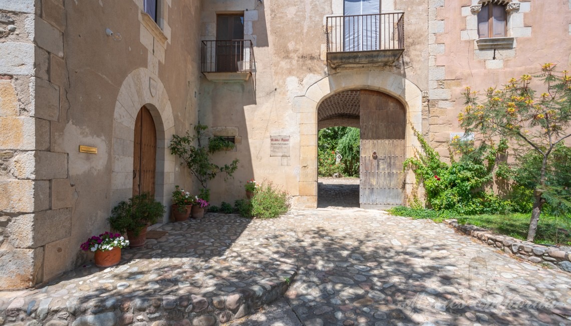 Vistas de la entrada a la masía 