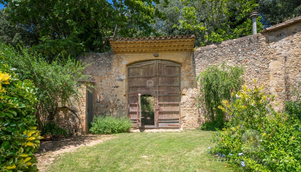  Puerta del jardín donde se accede al comino de Santiago