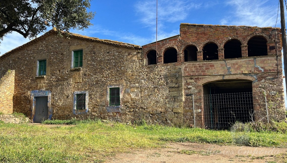 Vista de la façana de la masia