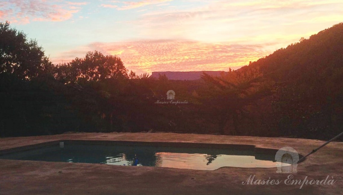 Terrassa de la façana de la casa amb la piscina