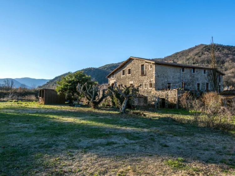 Vista de la masía y parte de los campos de la propiedad 