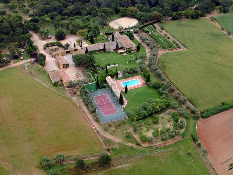 Vista aérea del conjunto constructivo de la masía rodeada del jardín y de sus tierras