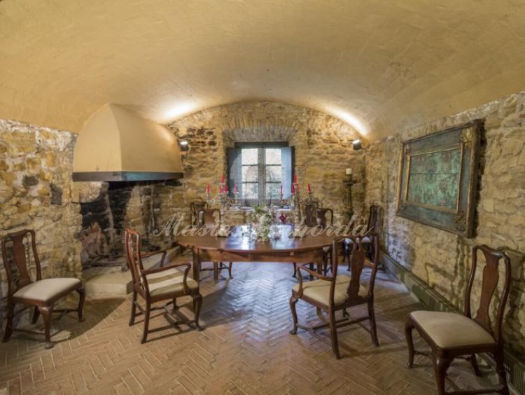 Comedor principal de la casa con una gran chimenea