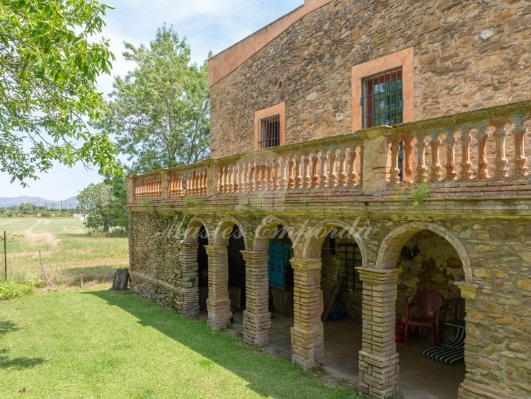 Terrassa i porxo arquejat de la façana oest