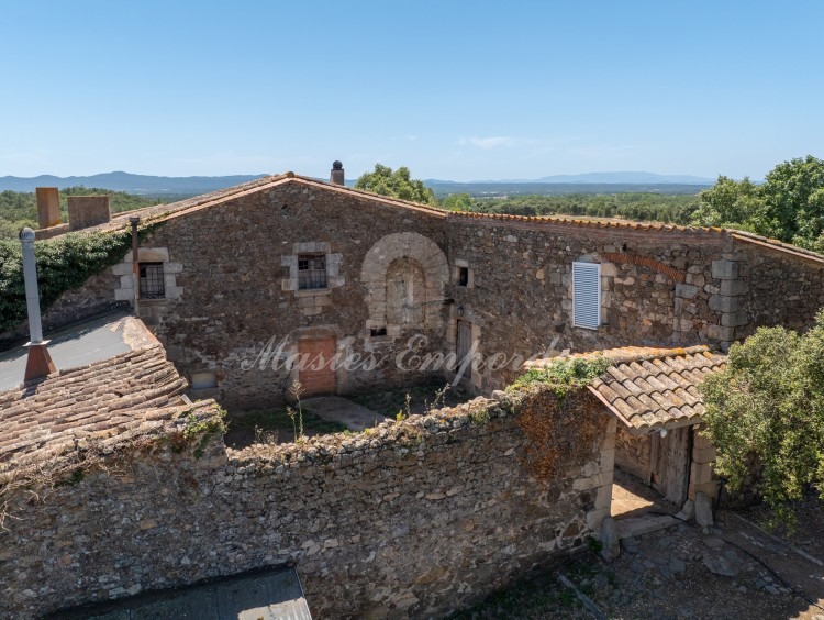 Vistes del conjunt constructiu de la masia